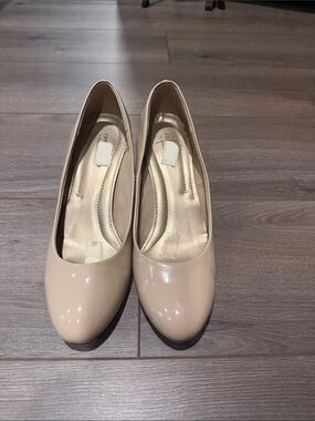 comfort plus by Predictions Beige Patent Round-Toe Heels
